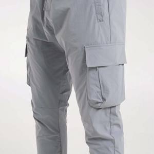 Pantalones cargo de hombre elegantes y funcionales con bolsillos seguros con cremallera y cordón ajustable - Product Image 3