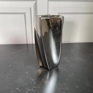 Superbe vase en aluminium pour compositions florales dans les maisons restaurants et espaces événementiels - Product Image 1