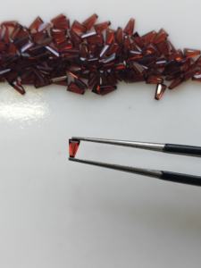 1x2.5x4มม. สีแดงโกเมนเรียวบาแกตต์ตัดอัญมณีธรรมชาติ - Product Image 4