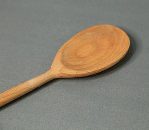 Cuchara para Servir de Madera Natural de Tono Claro Hecha a Mano con Elegantes Patrones de Grano Curvados, Utensilio Decorativo de Mango Largo - Product Image 4