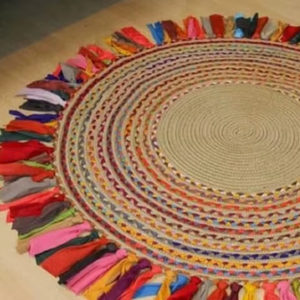 Tapis en jute à franges chindi, design floral moderne tressé, fabrication mécanique, design contemporain, antibactérien, antidérapant, poils plats, dos en jute - Product Image 1