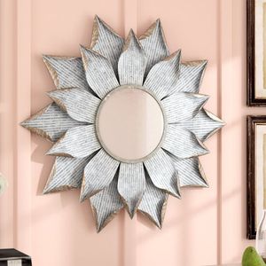 Cadre de miroir mural en métal de haute qualité, classique et élégant, fabriqué à la main avec des détails luxueux pour des intérieurs élégants - Product Image 1