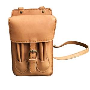 Bolso bandolera de cuero genuino hecho a mano de diseño atemporal duradero, bandolera Premium perfecta para mujeres informales todos los días de Indonesia - Product Image 1