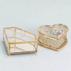 Joyero clásico de oro en forma de corazón con diseño floral y organizador de espejo para anillos, pendientes, collares y regalos preciosos - Product Image 6