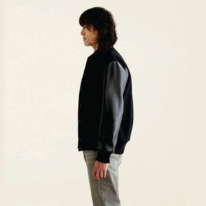 เสื้อแจ็กเก็ตทีมกีฬาผู้ชายแบบสั่งทำแขนเสื้อหนังสำหรับฤดูหนาวแบบถักด้วยกำมะหยี่แนวสตรีท OEM - Product Image 3