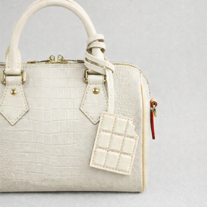 Accessoires pour sac à main de fabricant, charme de sac en cuir véritable personnalisé, couleur chocolat - Product Image 1