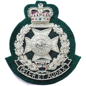 Insignia de chaqueta bordada a mano | Insignia bordada de León y corona Insignia de diseño personalizado - Product Image 6