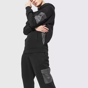 OEM personalizado de los hombres negro de retazos con capucha y Jogger conjuntos chándal polar Streetwear conjunto con paneles de brazo de nylon y pantalones cargo bolsillo - Product Image 2