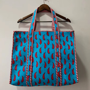 Bolsa de Mano Acolchada de Turquesa Hecha a Mano con Motivo Rojo Bordado, Bolsa de Compras de Algodón, Bolsa Grande para Viajes y Uso Diario - Product Image 1