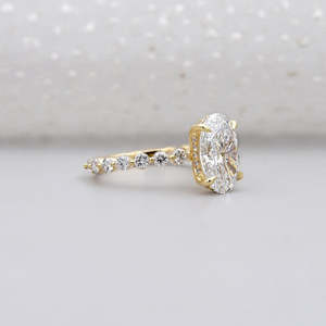 Anillo de compromiso ovalado con halo oculto y banda pavé, engaste de 4 puntas, diamante cultivado en laboratorio - Product Image 2