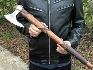 หัวขวานไวกิ้งเหล็กกล้าคาร์บอนคุณภาพสูงเกรดอุตสาหกรรม ด้ามไม้โรสวูด ดีไซน์ใหม่ สำหรับใช้ตั้งแคมป์และล่าสัตว์กลางแจ้ง ขนาด 18 นิ้ว - Product Image 4