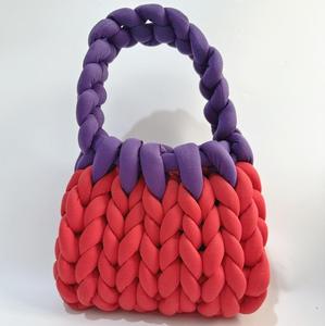 กระเป๋าโท้ทลำลอง Bigknit ผ้าถักบุผ้าฝ้าย ปิดด้วยผ้าคลุม สีลูกกวาดใหม่ งานแฮนด์เมด ทอแบบ DIY หนา ผลิตในไอซ์แลนด์ ไทยแลนด์ สำหรับผู้ชาย - Product Image 4