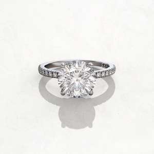 Anillo de Compromiso de Oro de 18K con Moissanita de Corte Redondo de Alta Calidad, Engaste Clásico de 4 Puntas, Joyería Nupcial de Moda, Fabricante - Product Image 1