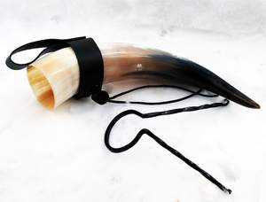 Cuerno para beber con soporte, acabado rugoso con borde de latón en la parte superior - Product Image 4