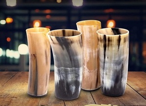 Corne à boire en verre sculptée à la main avec des motifs viking complexes pour le miel et la boutique d'articles vikings faizacraft - Product Image 3