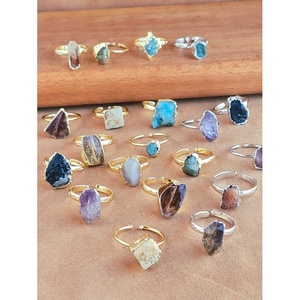 Anillos de Moda Chapados en Oro y Plata con Detalles de Piedras Naturales en Bruto, Ideales para Boutiques de Reventa - Product Image 1