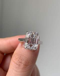 แหวนเพชรทรงเหลี่ยมมรกต 4.0 กะรัต เพชรเลี้ยงในห้องปฏิบัติการ ทองคำขาว 14K เครื่องประดับคลาสสิก แหวนเพชรเม็ดเดี่ยว ของขวัญวันครบรอบสำหรับเธอ - Product Image 3