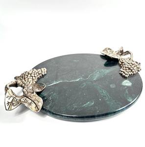 Tabla de Cortar Redonda Verde con Diseño de Uvas y Mango de Metal, Tabla de Cocina Premium para Exhibición en la Mesa y Regalos - Product Image 4