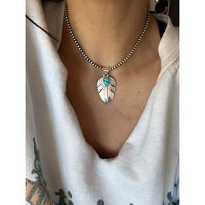 Pendentif plume Darrell Wylie Kingman avec incrustation de turquoise et monture en argent sterling, cadeau - Product Image 2