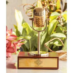 IndianArtVilla Micrófono decorativo de latón con base de madera, artículo decorativo, mesa y artículo de regalo de decoración del hogar - Product Image 4