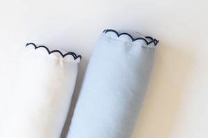 Housse de coussin en lin rose poudré avec des bords festonnés blancs Fermeture éclair cachée Disponible en plusieurs tailles - Product Image 5
