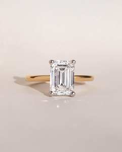 แหวนหมั้นเพชรโมอิส6x8มม. มรกต | แหวนทองหรือเงินโซลิแทร์ | เครื่องประดับชั้นดีสำหรับวันครบรอบแต่งงานแบบคลาสสิก - Product Image 1