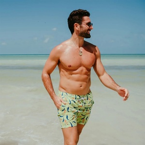 Shorts décontractés exclusifs pour hommes, imprimés sur toute la surface, motif étoile audacieux, taille élastique, vêtements d'été, tissu léger, couleurs personnalisées avec logo - Product Image 5