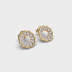 Boucles d'oreilles clous en or plaqué 18 carats pour femmes, motif floral avec halo de diamants CZ ronds |   Bijoux de mariage de luxe à bordure festonnée - Product Image 4