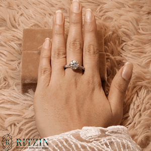 Anillo de Compromiso con Halo Oculto de Moissanita de Corte Redondo y Detalles en Plata de Ley 925 con Engaste de Garras para Mujer - Product Image 3