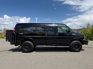 GMC Savana LT 3500 4WD 2024, Motor V8 de 6.6 Litros, Parachoques Delantero Negro y Ganchos de Recuperación Rojos - Product Image 3
