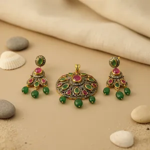 Parure de bijoux classique pour femme en argent 925 avec rubis et émeraudes, comprenant un collier et des boucles d'oreilles pendantes en forme de fleur, style vintage pour mariage, sertissage clos. - Product Image 2