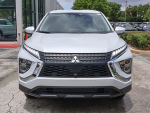 SUV d'occasion blanc 2026 pour les trajets urbains, transmission automatique 6 vitesses, transmission intégrale, sièges en cuir - Product Image 1
