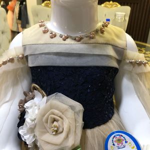 Mới bé gái hoa Mẫu satin cơ thể ăn mặc với tay áo đặc biệt và hoa trang trí Dài đến đầu gối cho các bên mùa xuân - Product Image 3