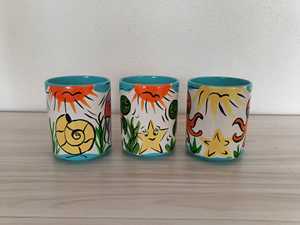 Taza de Cerámica con Relieve 3D Personalizada DAFNI BIG PAZAR, Hecha a Mano, Pintada a Mano, con Diseño de Frutas, Apta para Lavavajillas, con Tapa Deslizante, Caja de Regalo - Product Image 1