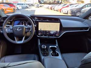 UN BUEN AUTOMÓVIL USADO LEXUS L-Z 450E 2023, SUV DE LUJO CON TRACCIÓN EN LAS CUATRO RUEDAS - Product Image 2