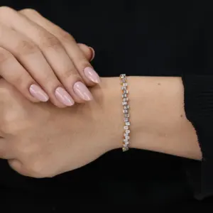 Bracelet tennis unique en diamant de laboratoire émeraude avec sertissage en bélière, argent sterling, 2,42 carats, clarté VS, bijoux de mode - Product Image 1