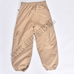 Pantalon de neige ample beige classique avec cordon de serrage, passants pour ceinture, poches cargo, évents, bas élastiques et logo personnalisé - Product Image 2