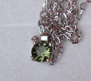 Colgante de Moldavita en Plata de Ley 925 |   Collar de Piedras Preciosas Naturales Checas Genuinas de 4 mm |   Joyería de Cristales Curativos, Regalo para Ella/Él - Product Image 2