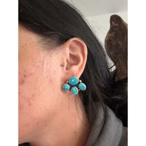 Boucles d'oreilles pendantes en turquoise de Kingman Navajo et argent sterling, bijoux culturels de collection, fabriquées à la main par des artisans - Product Image 2