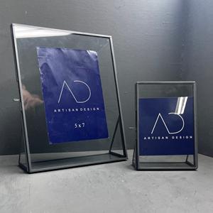 Ensemble de 2 cadres photo de table en métal, fer et verre avec finition grise - Product Image 2