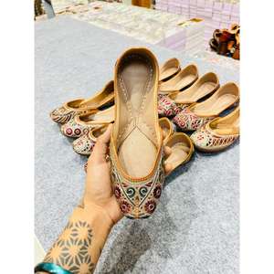 Chaussures indiennes traditionnelles classiques décontractées tendance en cuir véritable fabriquées en Inde avec broderie Taille unique pour femmes - Product Image 5