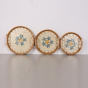 Plateau de service rond en rotin avec incrustation de mosaïque de nacre Plateau de nourriture décoratif tissé à la main pour salle à manger et décoration intérieure - Product Image 3