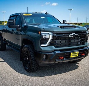 Limpie usado 2025 Chevrolet Silverado 3500HD LTZ Crew Cab 4WD - Product Image 1