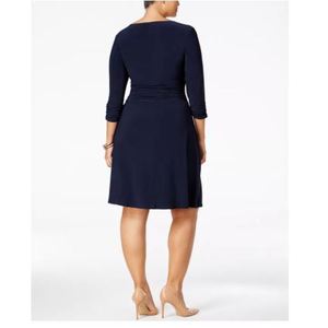 Abito da donna taglie forti NY Collection 1X in crêpe a pieghe a trapezio, blu navy, classico, formale, al ginocchio, con perline e vita naturale - Product Image 2