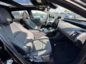 SUV électrique moderne 2023 BZ4X XLE 4 portes à faible kilométrage, avec habitacle spacieux, charge rapide et double moteur pour une accélération rapide - Product Image 3