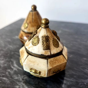 Caja de recuerdo de joyería de baratija de hueso antiguo de trabajo de latón para mujeres y niñas en caja de hueso con trabajo de latón para mujeres y niñas - Product Image 1