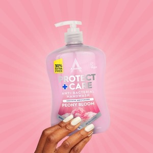 Astonish Protect + Care Savon liquide antibactérien pour les mains 600ml Fleur de pivoine Vente en gros au Royaume-Uni - Product Image 1