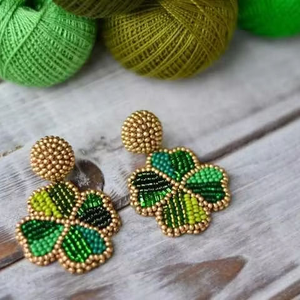 Pendientes colgantes de diseñador hechos a mano para niñas y mujeres, tachuelas adornadas con corazones para cada ocasión, incluidas las fiestas - Product Image 1