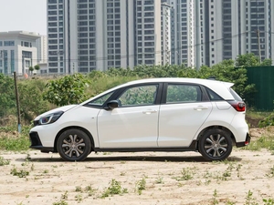 Honda Fit 2023 d'occasion très propre, modèle 1.5L CVT, version Tide Running, berline, conduite à gauche, intérieur sombre, toit ouvrant panoramique, véhicule d'occasion - Product Image 3