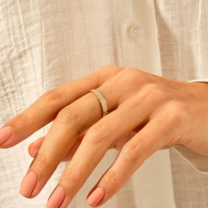 Anillo Solitario de Lujo en Oro Blanco de 14KT para Mujer, Corte Redondo, Diamante de Laboratorio, Banda Completa de Eternidad, Claridad VVS, Chapado en Oro Sólido - Product Image 4